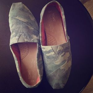 Toms Women’s size 9 Classic Camouflage